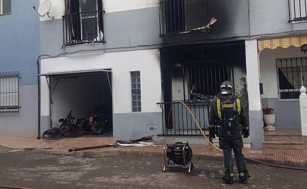 Un bombero, durante las tareas de extinción del fuego./112