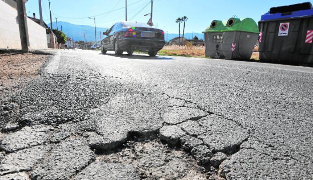 Estado del firme en la calle Senda de los Garres, en una imagen tomada esta semana./Vicente Vicéns / AGM