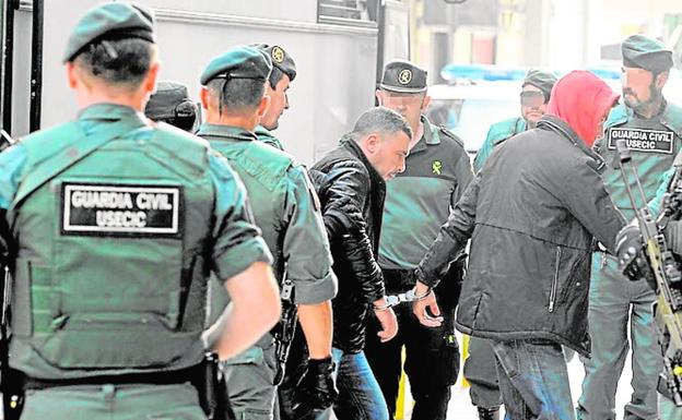 Guardias civiles trasladando a dos de los presuntos integrantes de la 'banda de los encapuchados' en abril de 2016./Antonio Gil / AGM