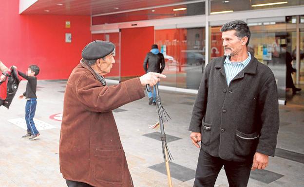 José Carlos Montoya (dcha.), el padre del interno al que los médicos dieron por muerto, ayer en el Hospital Central de Asturias./Efe
