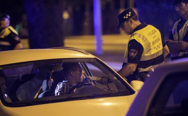 Un agente de la Policía Local de Murcia realiza un control de alcoholemia. /Javier Carrión / AGM