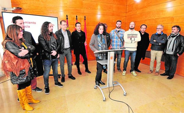 Algunos de los artistas que participarán en la muestra, en la rueda de prensa de ayer./V. Vicéns / AGM