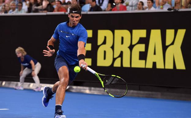 Rafa Nadal golpea una bola. /Afp