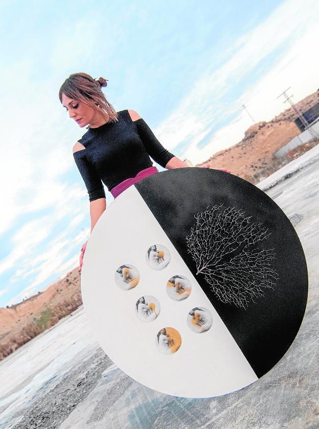 Miriam Martínez Abellán, junto a una de sus obras./Marcos Palena