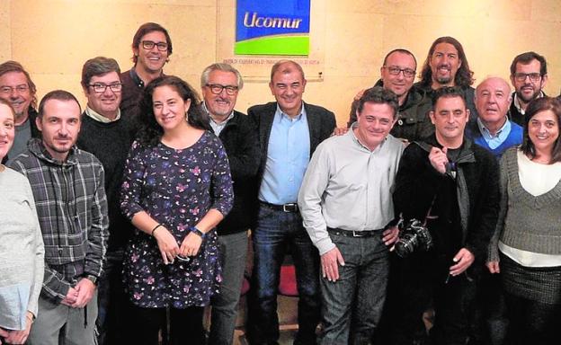 Juan Antonio Pedreño (c), junto a periodistas, antes del aperitivo informativo celebrado ayer en Ucomur./M. Bueso