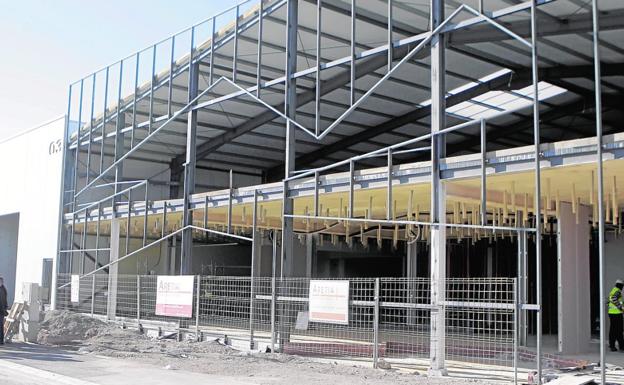 Una de las nuevas naves que se están construyendo en el polígono industrial de la pedanía de La Hoya./Sonia M. Lario / AGM