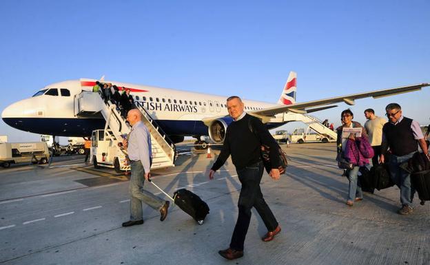 Pasajeros descienden de un avión en San Javier. /Vicente Vicéns / AGM