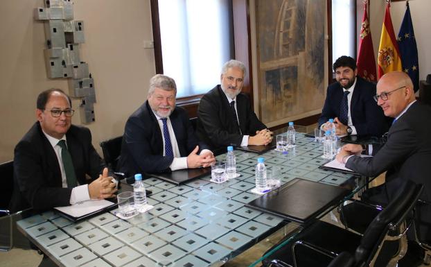 El presidente de la Comunidad en la reunión/LV
