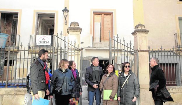 El edil de Igualdad y el alcalde, ayer, supervisan las obras de la Casa de la Igualdad. / SONIA M. LARIO / AGM