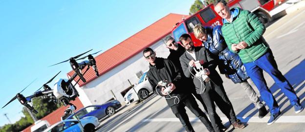 El consejero Javier Celdrán, a la derecha, maneja, ayer, un dron en la zona de El Valle de Murcia./Edu Botella / AGM
