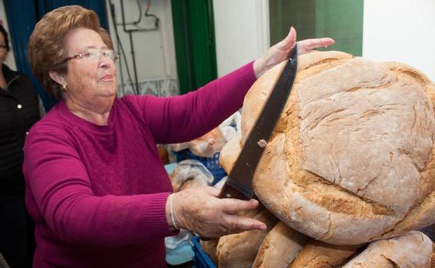 La patiñeras Loli Olmos y Gloria Baños ordenan los productos para cocinar las pelotas. /Juan Carlos Caval / AGM