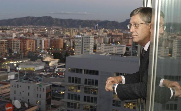 Juan Bernal se asoma a la ventana desde la planta 13 de la Torre Godoy de Murcia./Enrique Martínez Bueso