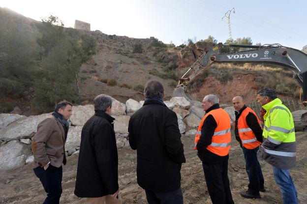 Fulgencio Gil Jódar, José Antonio Fernández Lladó y Ángel Meca Ruzafa supervisan los trabajos en la ladera del castillo./Paco Alonso / AGM