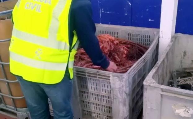 Un agente de la Guardia Civil inspecciona el cobre recuperado. /GC
