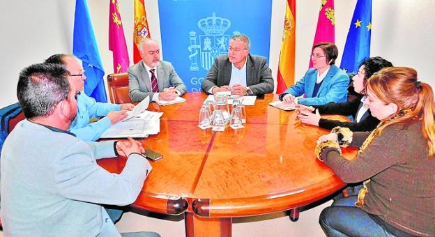 Ortiz y Bernabé (c), junto a representantes de la Plataforma contra la LAAT./