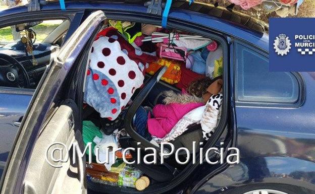 La parte trasera del coche repleta de objetos./Policía Local Murcia