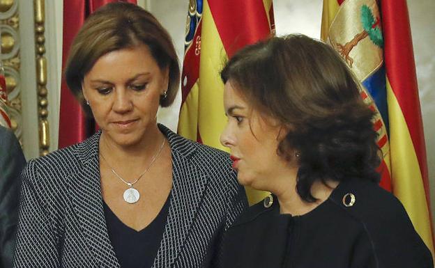 María Dolores de Cospedal y Soraya Sáenz de Santamaría./Efe