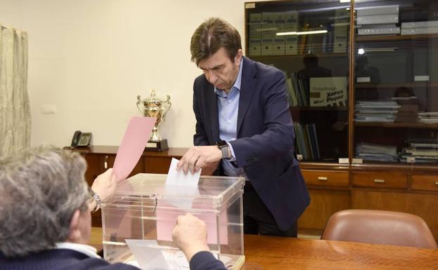 Pablo Artal, despositando su voto el pasado martes./UMU