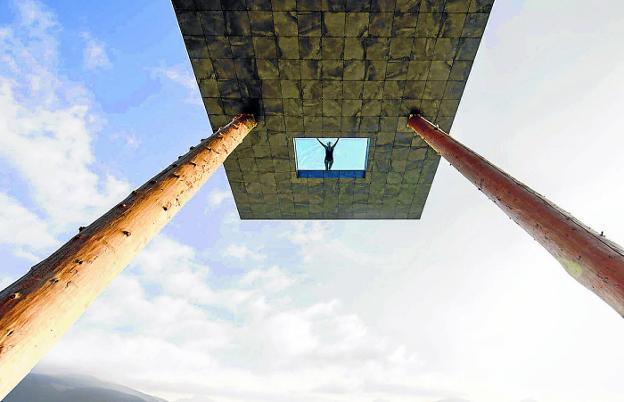 La piscina aérea del Alpin Panorama Hotel Hubertus, en Valdaora (Italia), posibilita 'volar' a doce metros de altura sobre la ladera de la montaña y disfrutar de las hermosas vistas de los Dolomitas. En torno a 200 euros./