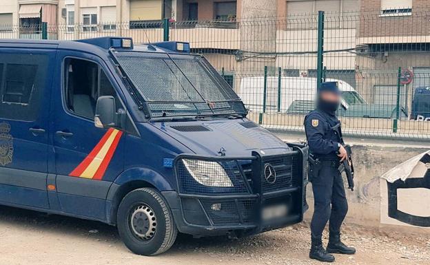Un agente custodia las obras de las vías del AVE en Murcia. /@diegoconesa