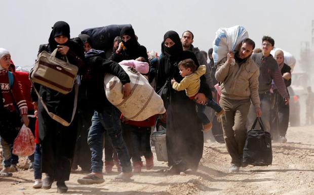 Una caravana de sirios. /Omar Sanadiki (Reuters)
