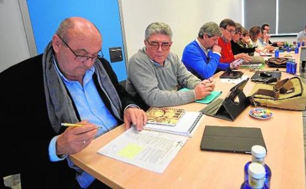 Ángel Victoria y Clemente Casado, del Sindicato Médico, durante la última reunión de la Mesa Sectorial de Sanidad./N. García / AGM