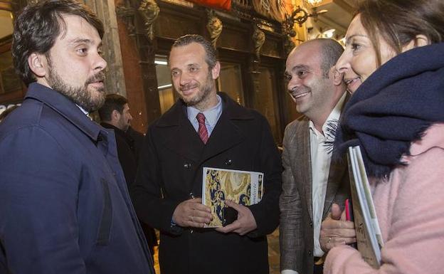 Joaquín Segado, en el centro, tras conocerse su designación para ser nuevo presidente de la Autoridad Portuaria. /José María Rodríguez / AGM