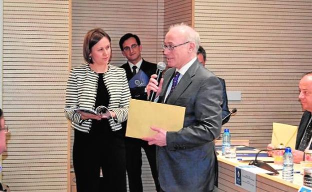 Pedro Hernández Jiménez, tras recibir el galardón./LV