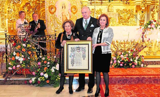 La homenajeada María José Ruiz Cervera con Lázaro Soto y Mari Carmen Gallego, anoche./J. I. / AGM
