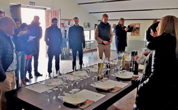 Cata de vinos regionales con representantes rusos y bálticos. /CARM