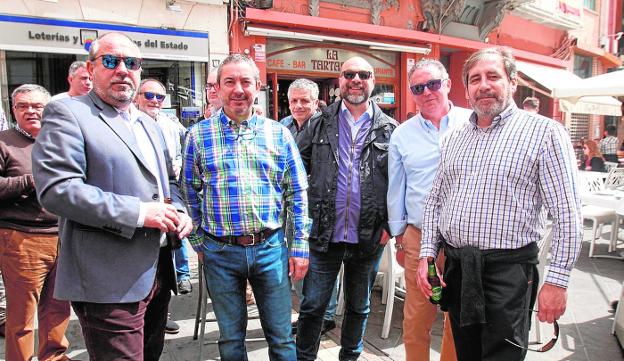 Chencho Martínez, José Juan Martínez, Juan Sardinas, Toño Pérez y Tomás Peñalver, de cañas en las Puertas de Murcia./ PABLO SÁNCHEZ / AGM
