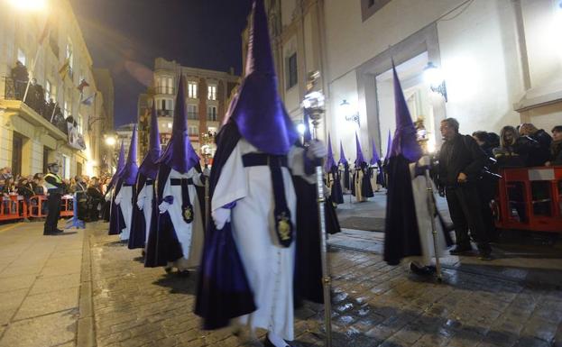 Los nazarenos salen de la iglesia de Santa María de Gracia/ Antonio Gil / AGM