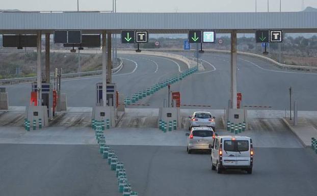 Tres vehículos en una estación de peaje de la autopista Cartagena-Vera. /P. Martínez / AGM