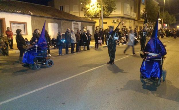 Los dos penitentes con problemas de movilidad, durante el cortejo./S. Sánchez / LV