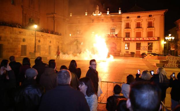 La 'quema de Judas' en la plaza de España, que presenciaron decenas de personas./Jaime Insa / AGM