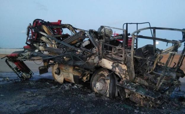 Estado en el que quedó el tractor tras el incendio./112RM