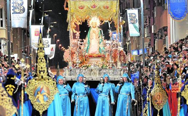 El trono de la Dolorosa, a hombros, y con la escolta de los doce nazarenos de la Virgen. / P. A. / AGM
