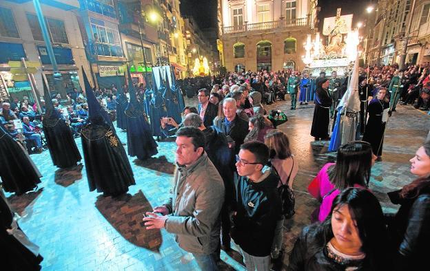 El público aplaude al tercio de la Soledad, a su llegada al Icue. Detrás. el San Juan y la Piedad. / Antonio Gil / AGM
