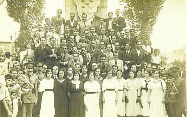 Primera fotografía de grupo del Orfeón Murciano Fernández Caballero, en el Jardín de Floridablanca de Murcia en 1933. / CARM