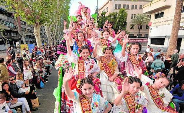 La Reina de la Huerta Infantil, Alba Ros Ruiz, en lo alto de la carroza, acompañada de sus catorce damas de honor./Vicente Vicéns / AGM
