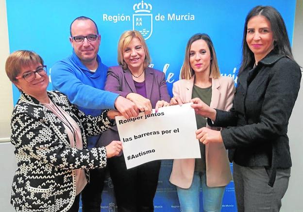 La consejera, Violante Tomás, con los representantes de las asociaciones, ayer./CARM