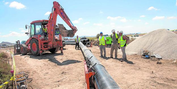 Obras de instalación de la tubería, cerca de la Marina del Carmolí, en agosto de 2016./J. M. Rodríguez / AGM