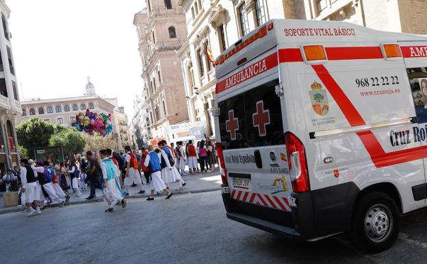 Una ambulancia en las inmediaciones de la Plaza Santo Domingo. /Edu Botella / AGM