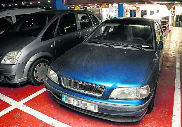 Vehículo estacionado en un parking de Palma desde el año 2009. :: ALEJANDRO SEPÚLVEDADIARIO ÚLTIMA HORA/ /