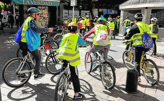 Alumnos del CEIP Pintor Pedro Flores de Puente Tocinos, en su última marcha reivindicativa para exigir caminos escolares seguros, en una parada en la plaza de Cetina./Nacho García / AGM