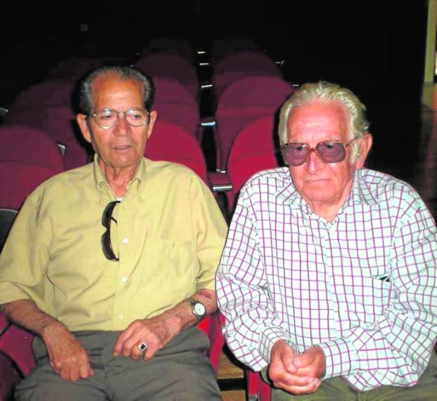 Ginés Jorquera, a la derecha, con el último minero cantaor de La Unión, Alfonso Paredes 'Niño Alfonso'./La Verdad