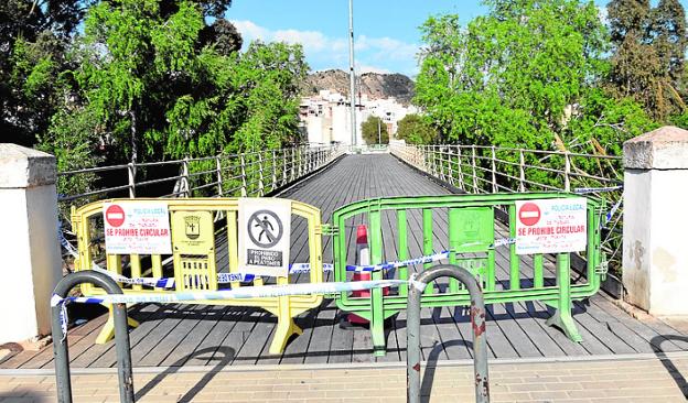 El puente, clausurado ayer tras la rotura de una tabla./J. A. Moreno