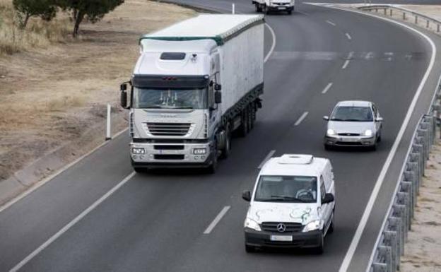 Cuándo está permitido adelantar por la derecha