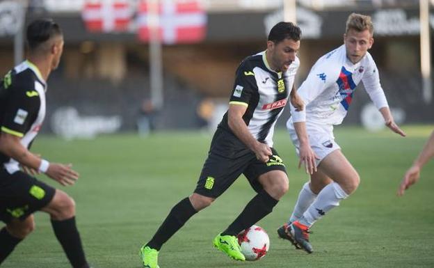 Alejandro Chavero se deshace de un rival, en la jugada del primer gol del Cartagena al Extremadura, el pasado domingo./Antonio Gil / AGM