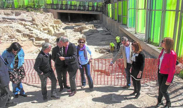 Visita realizada ayer por técnicos y políticos a las nuevas excavaciones; detrás, el pasadizo que conduce al futuro museo./Pablo Sánchez / AGM